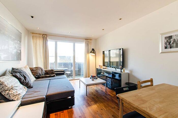 2 Bedroom Flat To Rent In Balham Grove, Balham, London, SW12