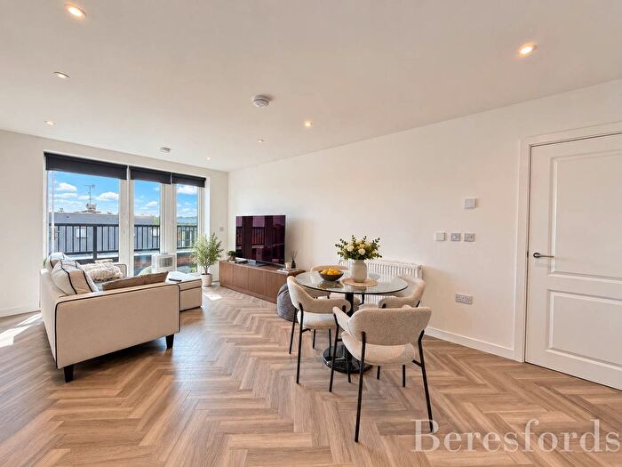2 Bedroom Flat For Sale In Finlay Gardens, Hornchurch, RM12