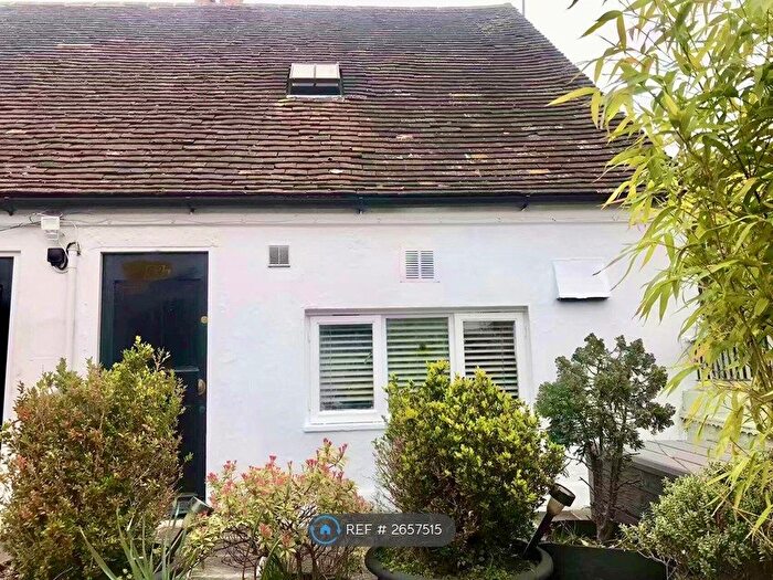 1 Bedroom Flat To Rent In High Street, Leatherhead, KT22