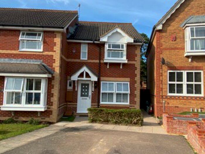 2 Bedroom Detached House To Rent In Phillips Close, Crawley, RH10