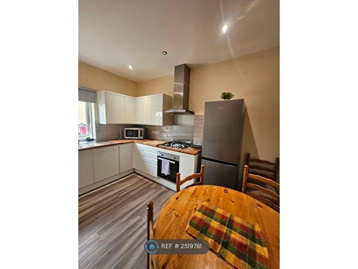 3 Bedroom Flat To Rent In Inglis Lane, Dunfermline, Fife, KY12