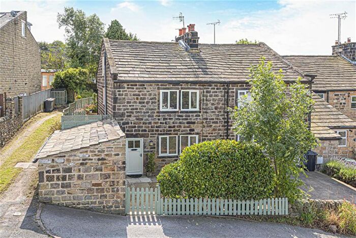 3 Bedroom Semi-detached House For Sale In Stoneycroft, Rawdon, Leeds, LS19
