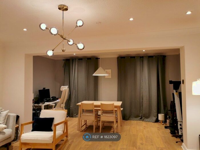 2 Bedroom Detached House To Rent In Sandy Lane, Woking, GU22