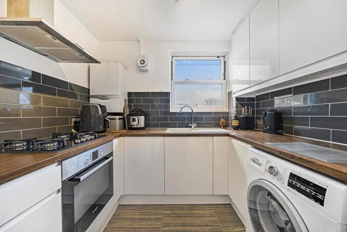 3 Bedroom Detached House To Rent In Edgware, London, NW9