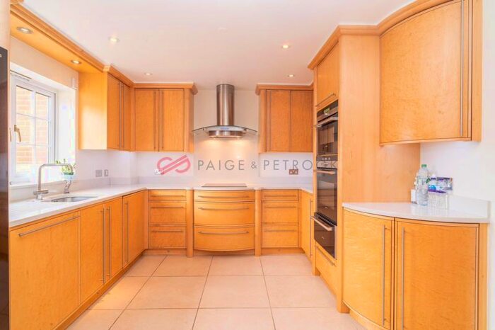 3 Bedroom Flat To Rent In Eastcote Road, Pinner, Middlesex, HA5