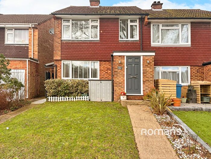 3 Bedroom End Terrace House For Sale In Glenavon Gardens, Yateley, Hampshire, GU46