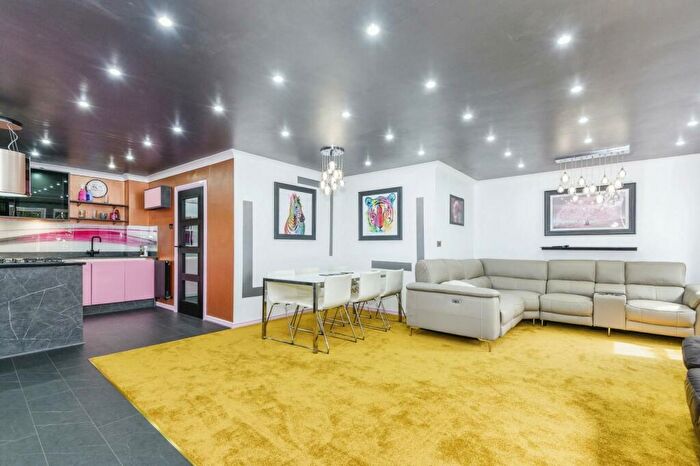 2 Bedroom Flat For Sale In Pavilion Way, Pudsey, LS28