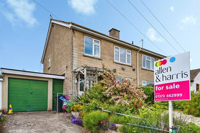 3 Bedroom Semi Detached House For Sale In Long Ground, Frome, BA11