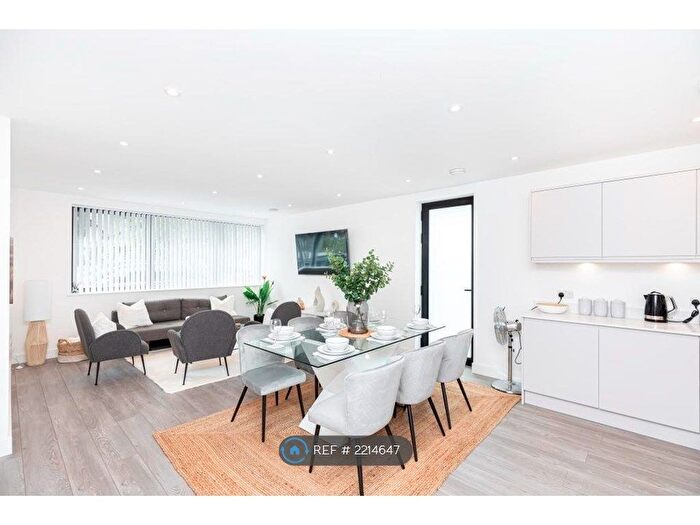 3 Bedroom Flat To Rent In Carbery Avenue, Bournemouth, BH6