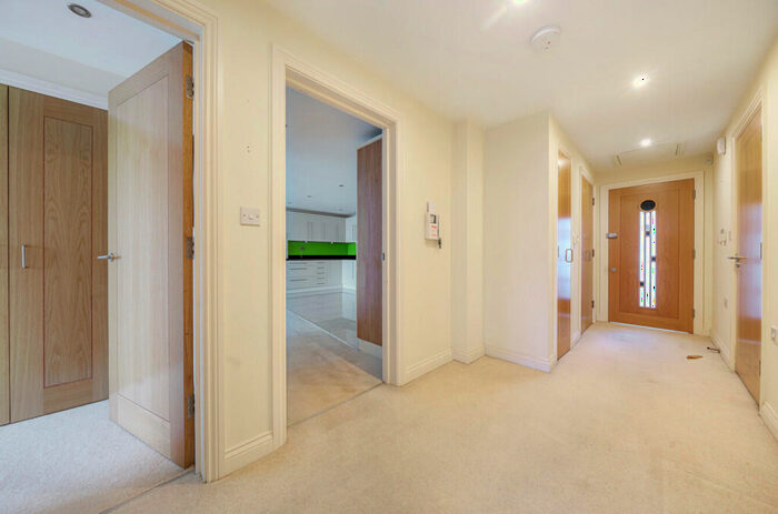 2 Bedroom Apartment For Sale In The Esplanade, Bognor Regis, West Sussex, PO21