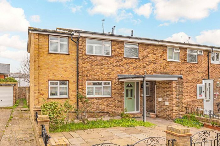 4 Bedroom End Of Terrace House For Sale In Kingston Lane, Teddington, TW11