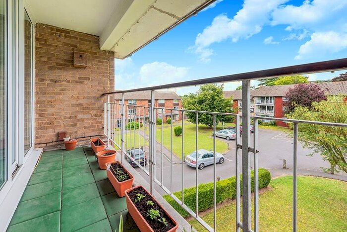 3 Bedroom Flat To Rent In Basinghall Gardens, Sutton, Surrey, SM2