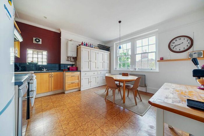 2 Bedroom Flat To Rent In Manor Park, Chislehurst, BR7