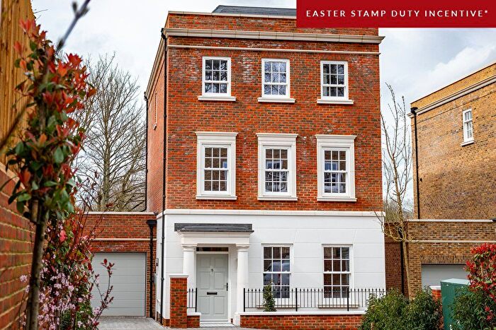 4 Bedroom Link Detached House For Sale In Brunswick Gardens, Chilbolton Avenue, Winchester, Hampshire, SO22