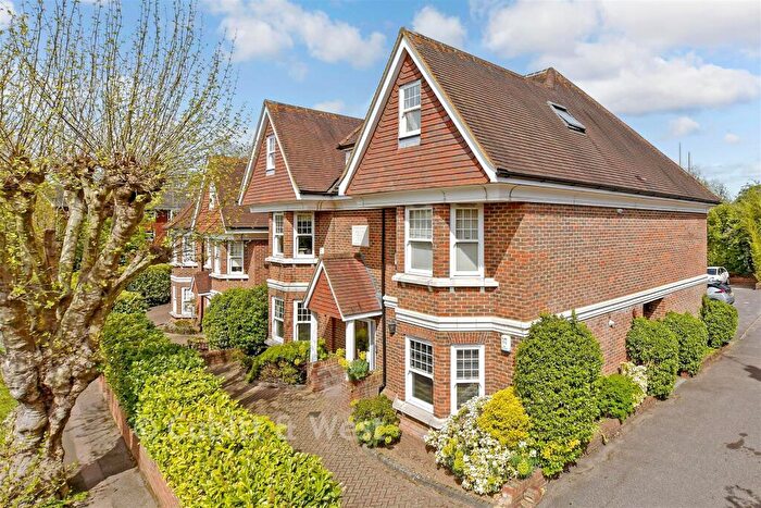 2 Bedroom Flat For Sale In Park Rise, Leatherhead, Surrey, KT22