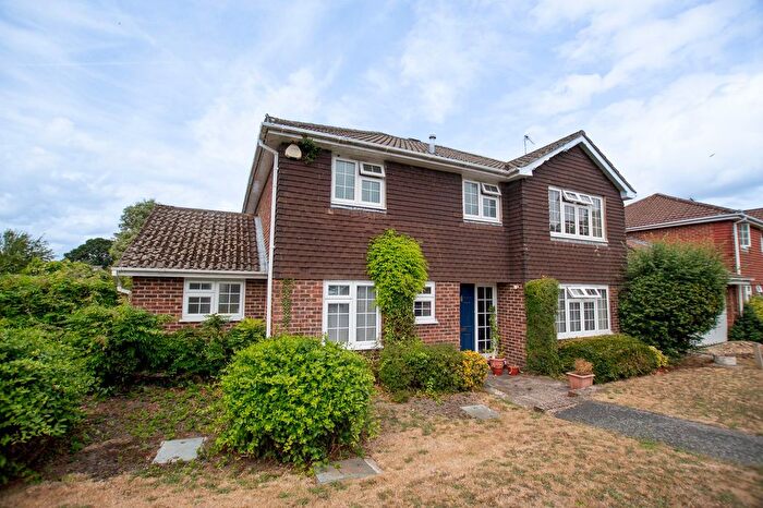 4 Bedroom Detached House For Sale In Goldfinch Gardens, Guildford, GU4