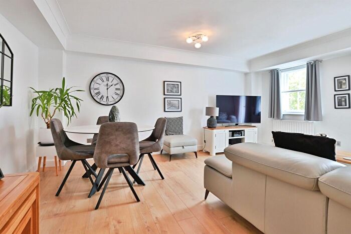 2 Bedroom Apartment For Sale In Barbers Wharf, Poole, BH15