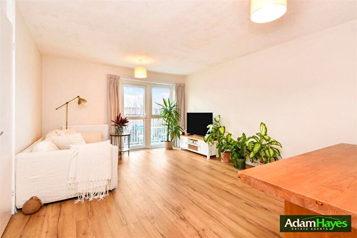 2 Bedroom Apartment For Sale In Springfield Close, North Finchley, N12
