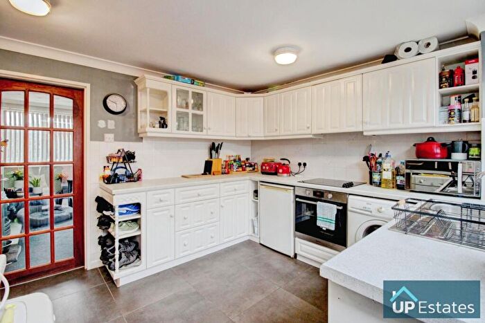 2 Bedroom Apartment For Sale In Yarningale Road, Coventry, CV3