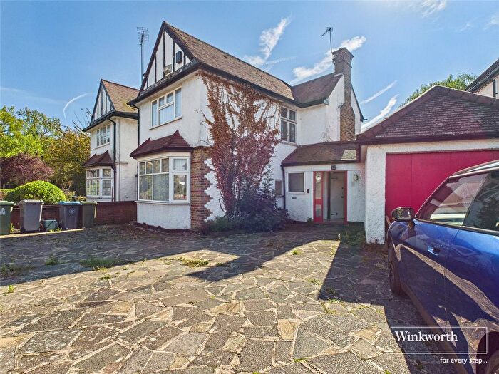4 Bedroom Detached House For Sale In Queens Walk, Kingsbury, London, NW9