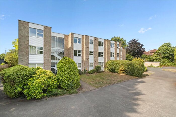 1 Bedroom Flat For Sale In Queens Road, Weybridge, Surrey, KT13