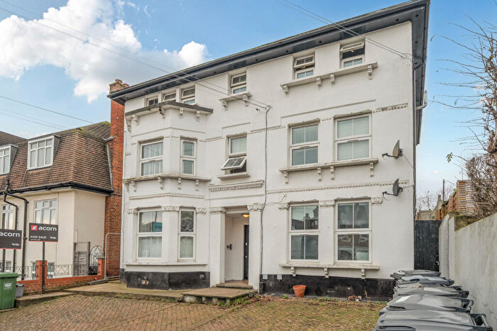 2 Bedroom Apartment For Sale In Faversham Road, London, SE6