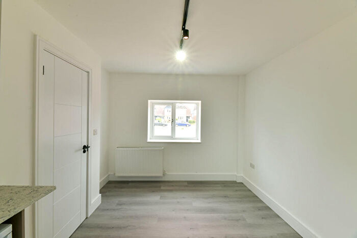Flat To Rent In Great Cambridge Road, Waltham Cross, EN8