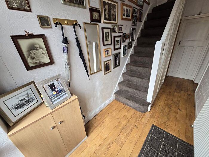 3 Bedroom Semi-Detached House For Sale In Wrexham Avenue, Walsall, WS2