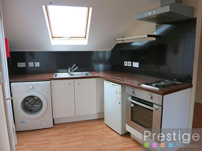 Studio To Rent In West Green Road, London, N15