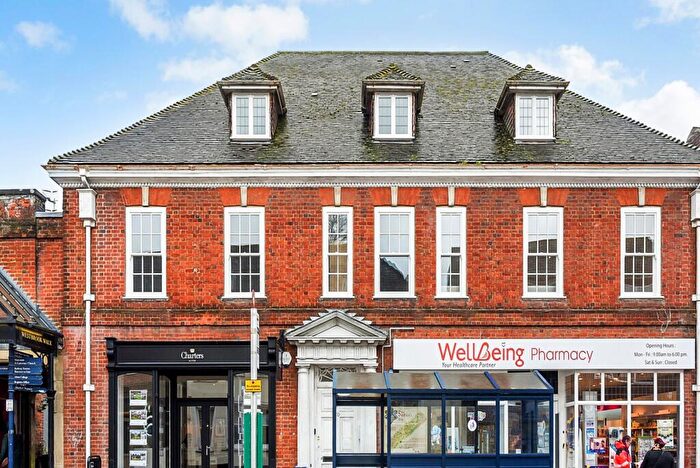 2 Bedroom Flat To Rent In High Street, Alton, Hampshire, GU34