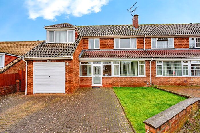 4 Bedroom Semi-Detached House For Sale In Pinecroft, Hemel Hempstead, HP3