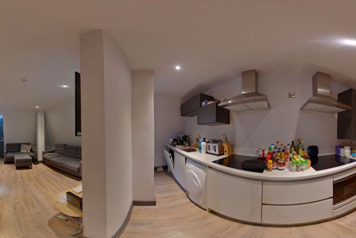 6 Bedroom Apartment To Rent In Hoods Hideout, - Houndsgate, NG1