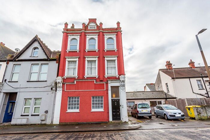 2 Bedroom Flat To Rent In Station Road, Westcliff-On-Sea, SS0