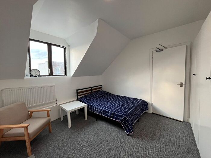 1 Bedroom Flat To Rent In King Street, Southall, UB2