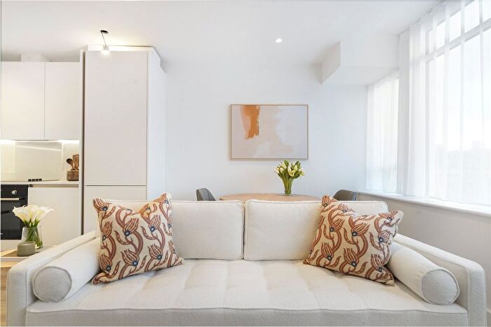 Studio To Rent In Streatham High Road, London, SW16