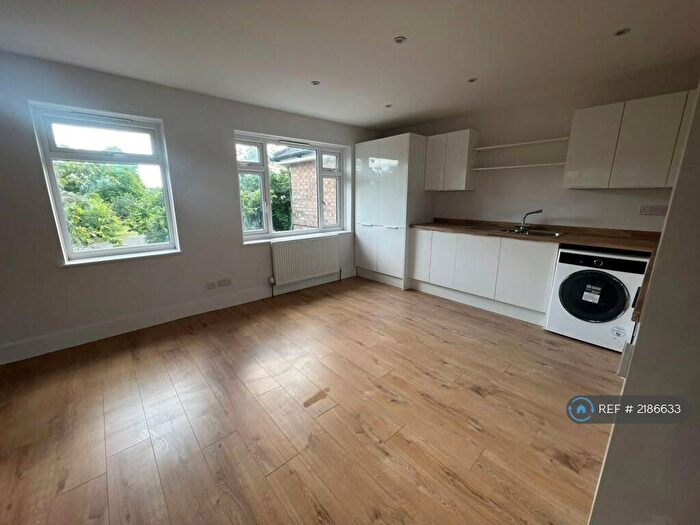 2 Bedroom Maisonette To Rent In Bowles Court, London, N12