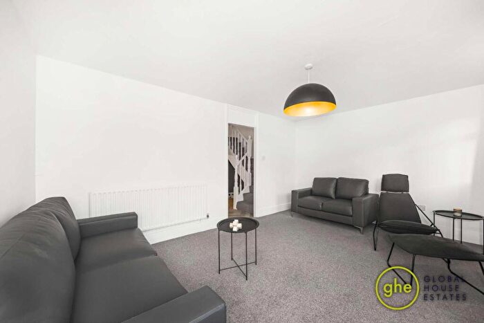 3 Bedroom Flat To Rent In Cross Harbour, Isle Of Dogs, London, E14