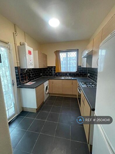 4 Bedroom Semi-Detached House To Rent In St. Johns Road, Ilford, IG2