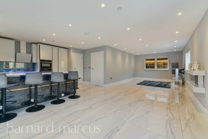 4 Bedroom Semi-Detached House To Rent In Landmor Mews, Croydon, CR0