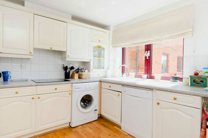 2 Bedroom Flat To Rent In William Morris Way, Fulham, London, SW6