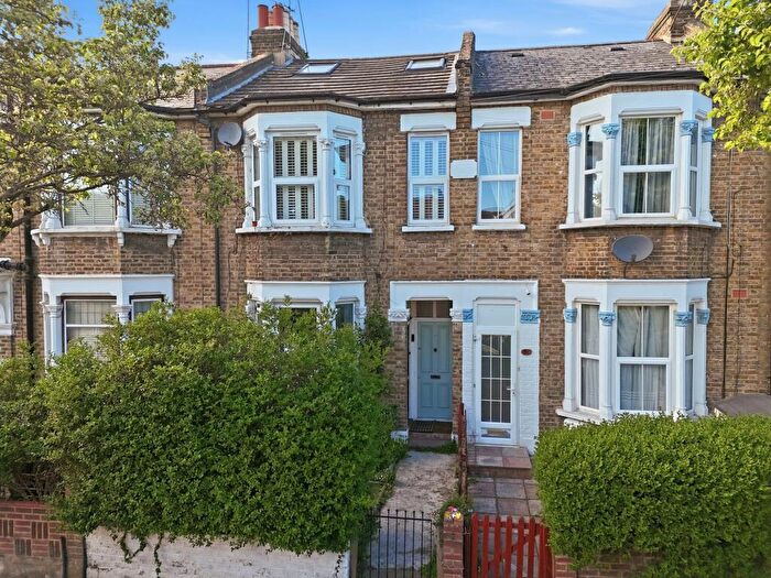 2 Bedroom Flat For Sale In Huxley Road, Leyton, E10