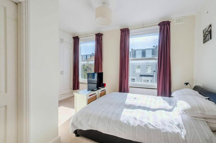 3 Bedroom Flat To Rent In Halford Road, West Brompton, London, SW6