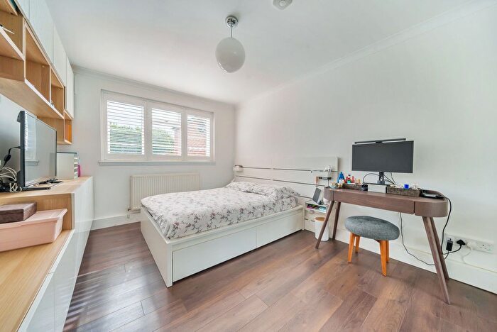 2 Bedroom Flat To Rent In Park Gardens, Kingston Upon Thames, KT2
