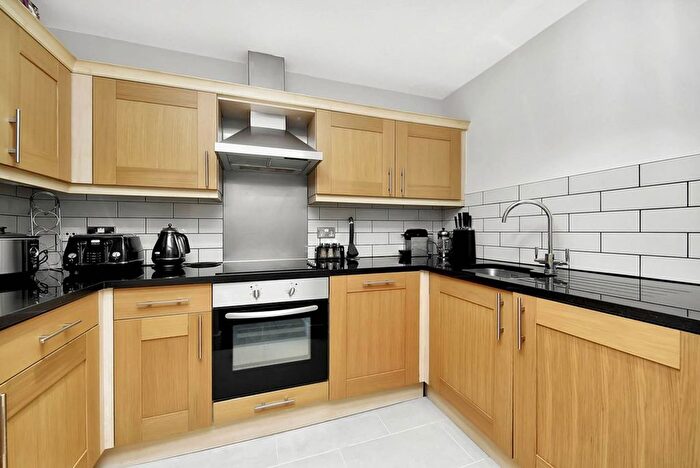 2 Bedroom Flat To Rent In Mansell Street, City, London, E1