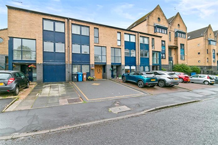 4 Bedroom Town House For Sale In Hillside Park, Hardgate, Clydebank, G81