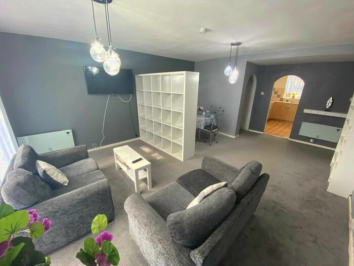 2 Bedroom Flat To Rent In Boreham Holt, Elstree, WD6