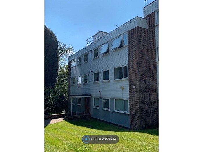2 Bedroom Flat To Rent In Greenhill, Buckhurst Hill, IG9