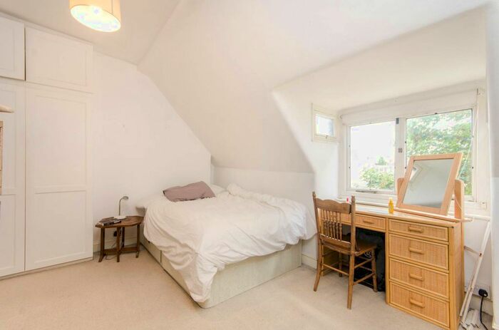 1 Bedroom Flat To Rent In Challoner Street, Barons Court, London, W14