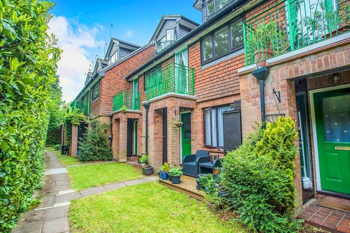 1 Bedroom Flat To Rent In Coniston Lodge, Herga Court, Watford, Hertfordshire, WD17