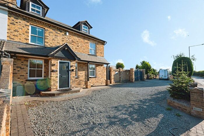 6 Bedroom Equestrian Property For Sale In Upminster Road North, Rainham, RM13